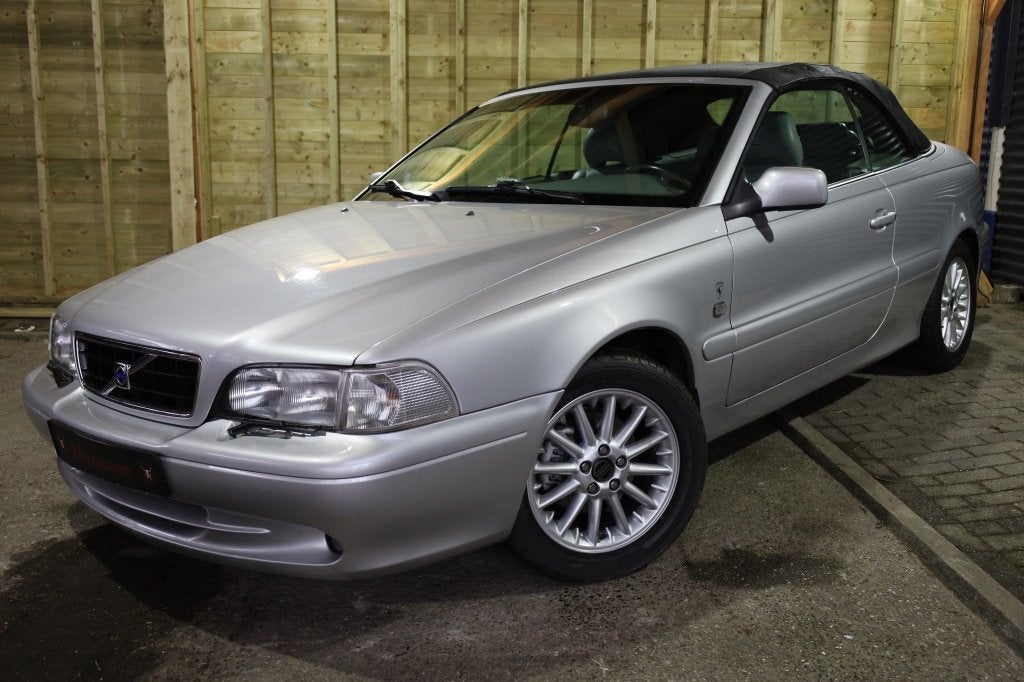 Volvo C70 Convertible 2.4 T Prestige (bj 1999, automaat), Auto's, Oldtimers, Cabriolet, 4 stoelen, Origineel Nederlands, Bedrijf