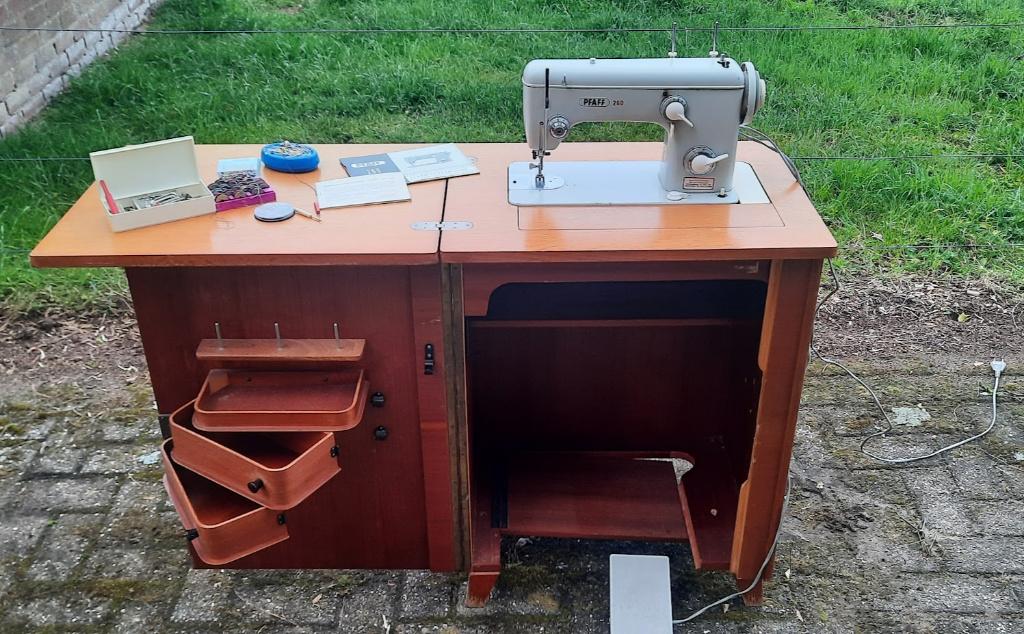 Vintage Pfaff 260 naaimachine in orginele houten klapkast, Antiek en Kunst, Antiek | Naaimachines, Ophalen