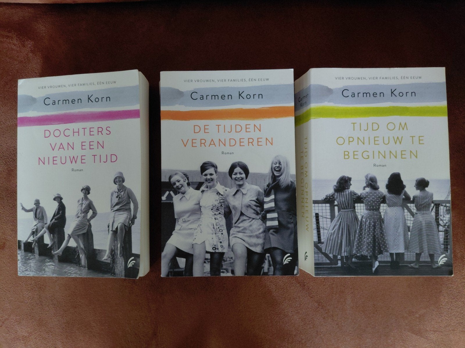 Serie van 3. Van Carmen Korn. De tijden veranderen en 2 verv, Ophalen of Verzenden, Zo goed als nieuw, Carmen Korn