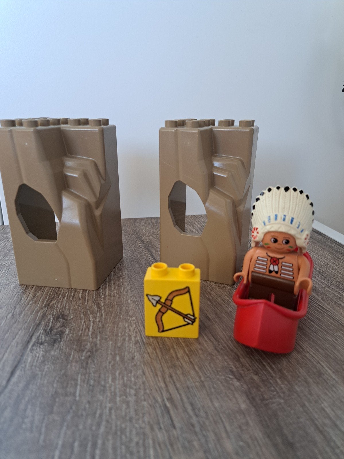 Duplo Indiaan met bootje en speer en 2 rotsblokken samen €10, Ophalen of Verzenden, Duplo
