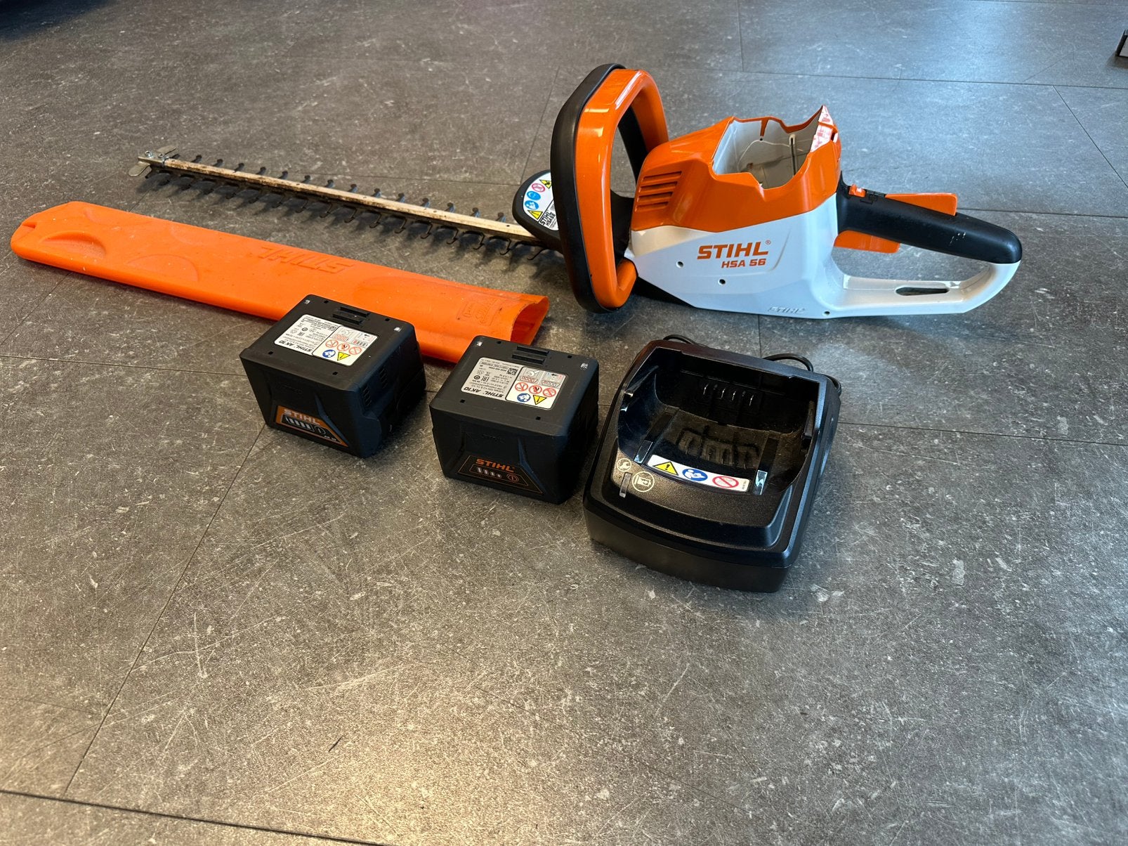 Stihl hsa 56 + 2x ak10 accu + accu lader, Tuin en Terras, Heggenscharen, Ophalen of Verzenden, Zo goed als nieuw, Accu