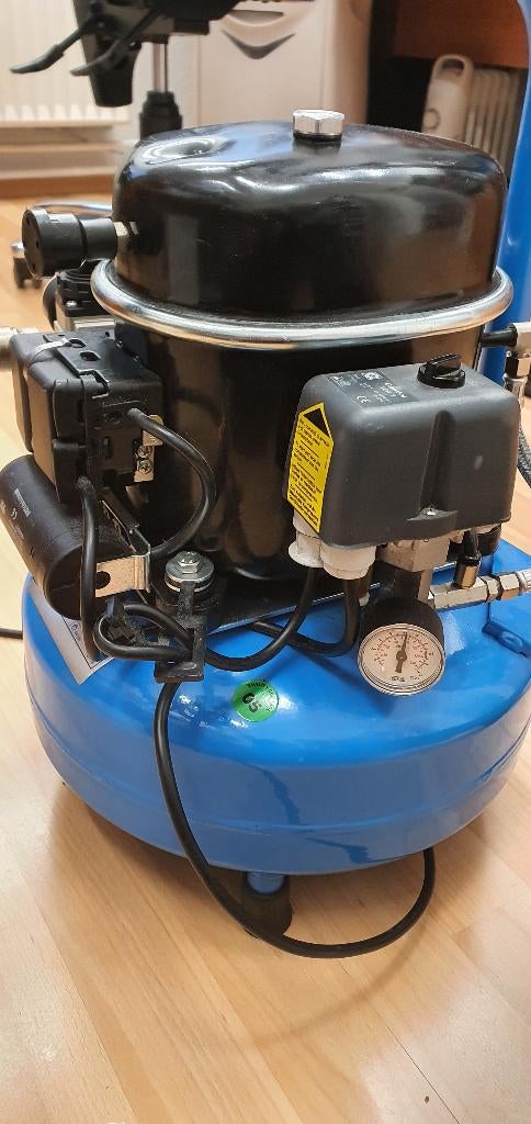 Draagbare stille compressor merk Werther 50L/Min  9L tankje, Ophalen, Zo goed als nieuw, Minder dan 200 liter/min, Geluidgedempt