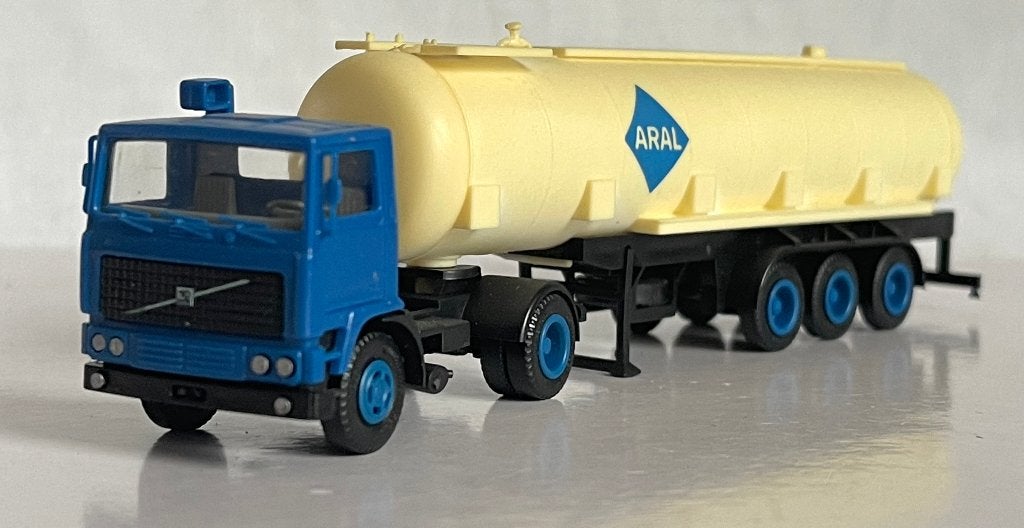 Herpa 800200: Volvo F10 met tankoplegger "Aral", Ophalen of Verzenden, Gebruikt, Bus of Vrachtwagen, Herpa