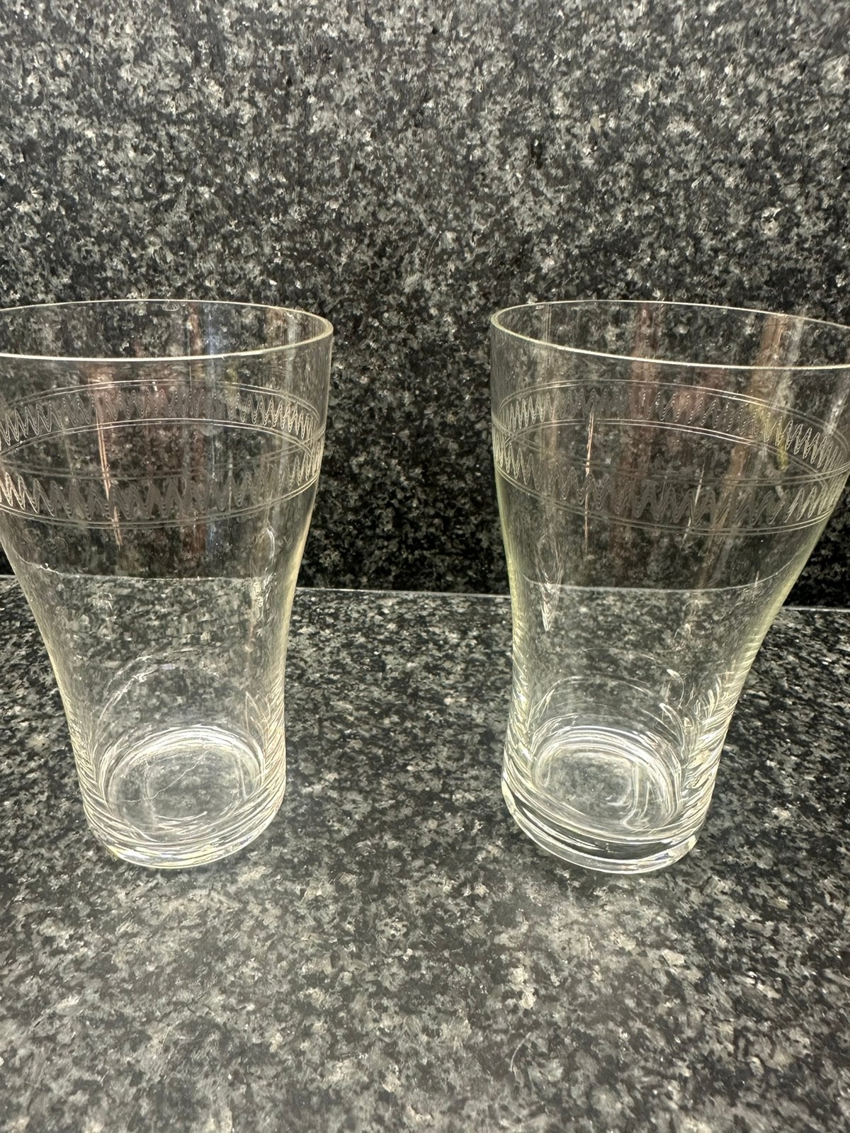 Glazen vintage  met sierrand. 2 stuks, Ophalen, Zo goed als nieuw, Frisdrankglas