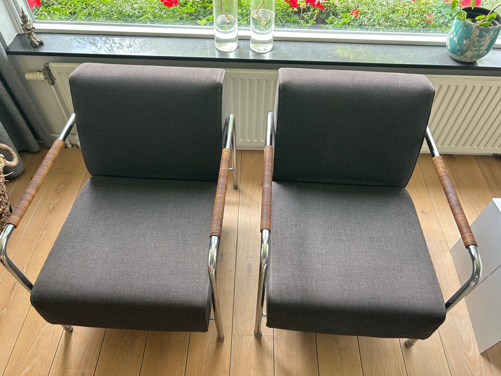 Set van 2 Minotti design stoelen grijs met chrome buisframe, Huis en Inrichting, Stoelen, Ophalen, Zo goed als nieuw, Grijs, Stof