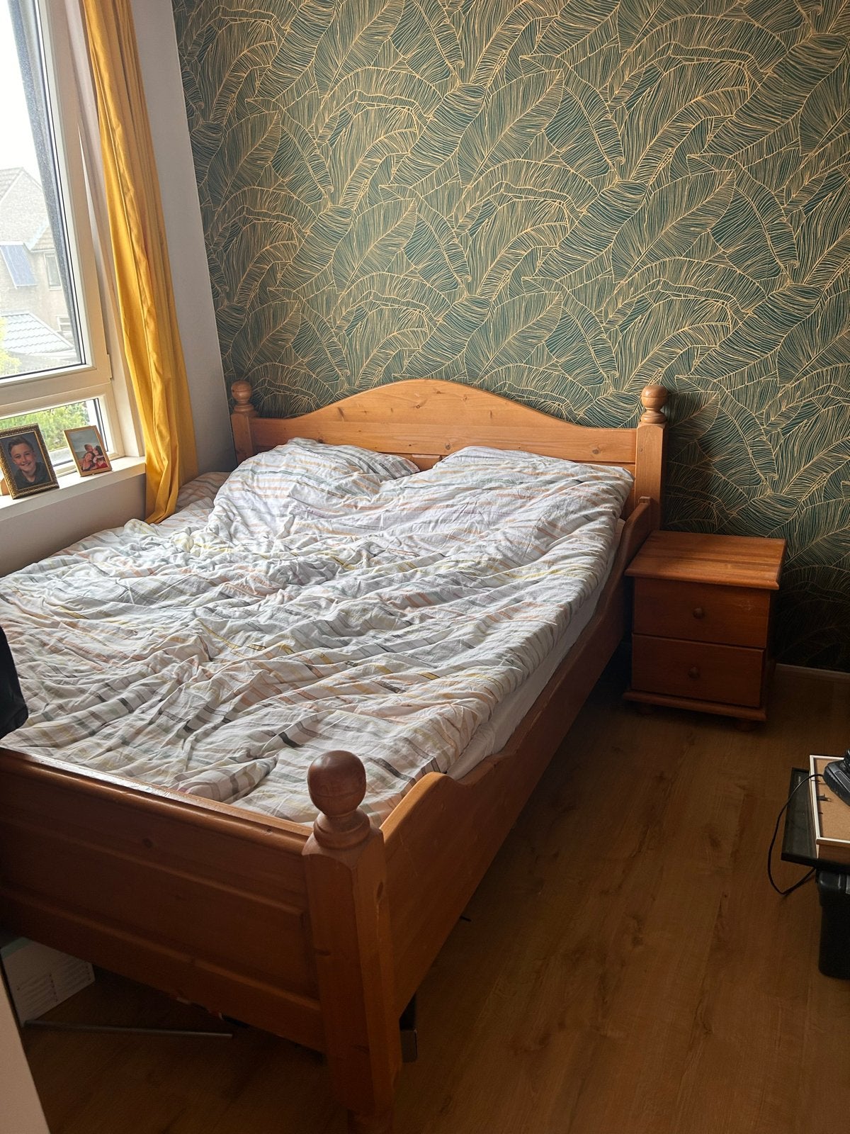 Mooi eikenhouten bed inclusief nachtkastje en matras, Ophalen, Gebruikt, Bruin, 210 cm