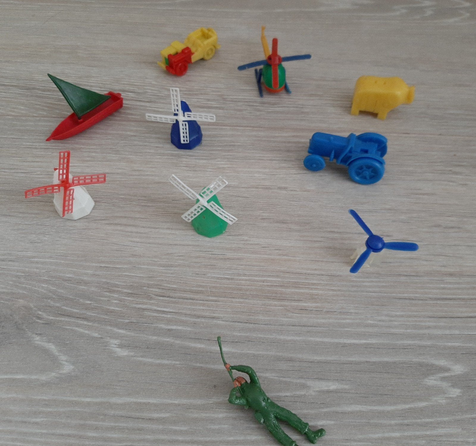Plastic speelgoed uit een ei., Verzamelen, Ophalen of Verzenden, Gebruikt