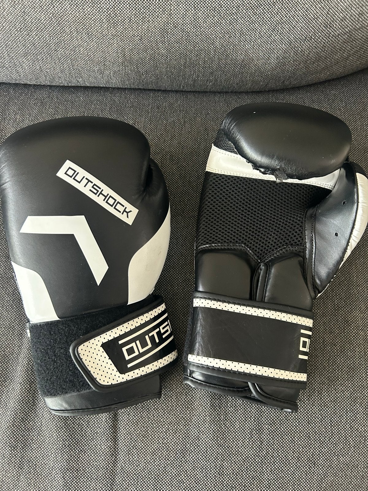 Outshock bokshandschoenen 16 OZ - Zwart/Wit, Sport en Fitness, Boksen, Ophalen, Gebruikt, Bokshandschoenen