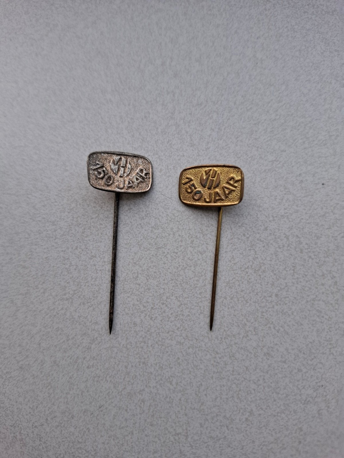 Vintage speldjes pins prikkers Van Houten chocolade, Ophalen of Verzenden