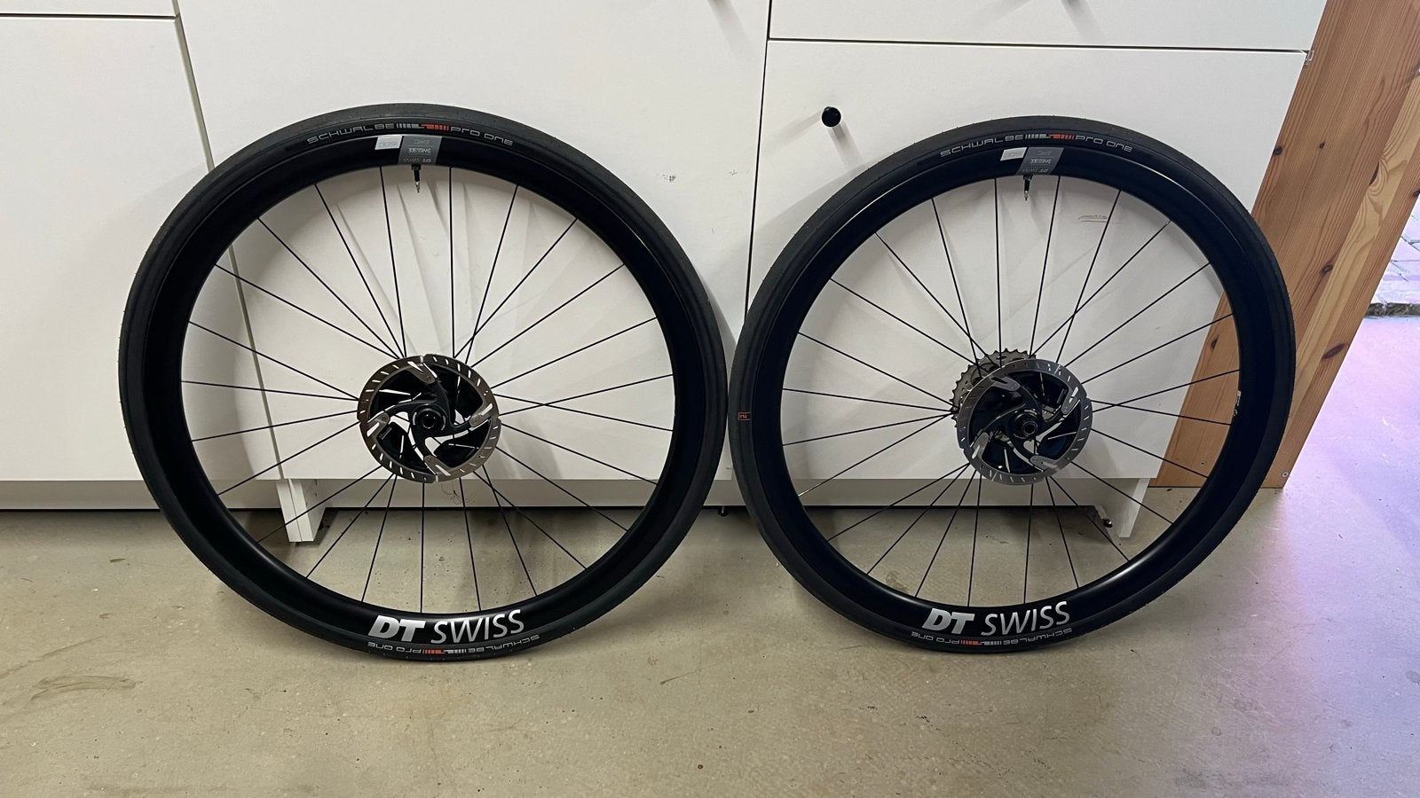 DT Swiss ERC 1600 Dicut Carbon wielen. Als nieuw: 200km, Wiel, Ophalen of Verzenden, Zo goed als nieuw, Racefiets