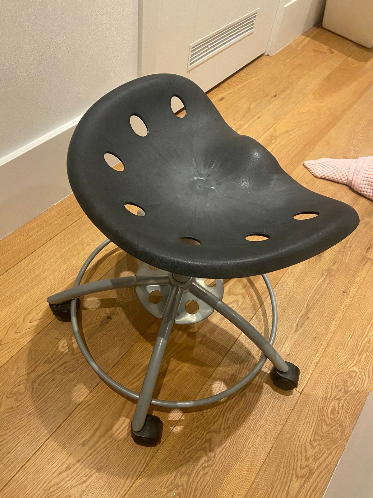 Ergonomische kruk/stoel op wielen, Ophalen, Kunststof, Gebruikt, Zwart