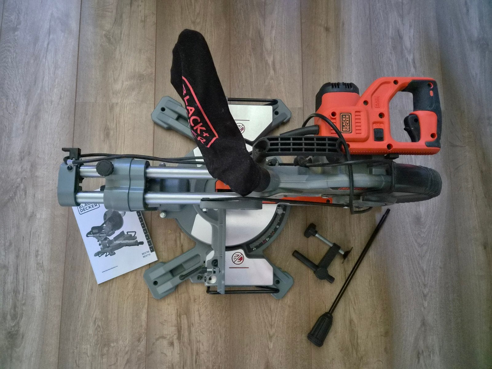 Black & Decker BES700 afkort -en verstekzaag, Ophalen, Zo goed als nieuw, Afkortzaag, 30 tot 70 mm