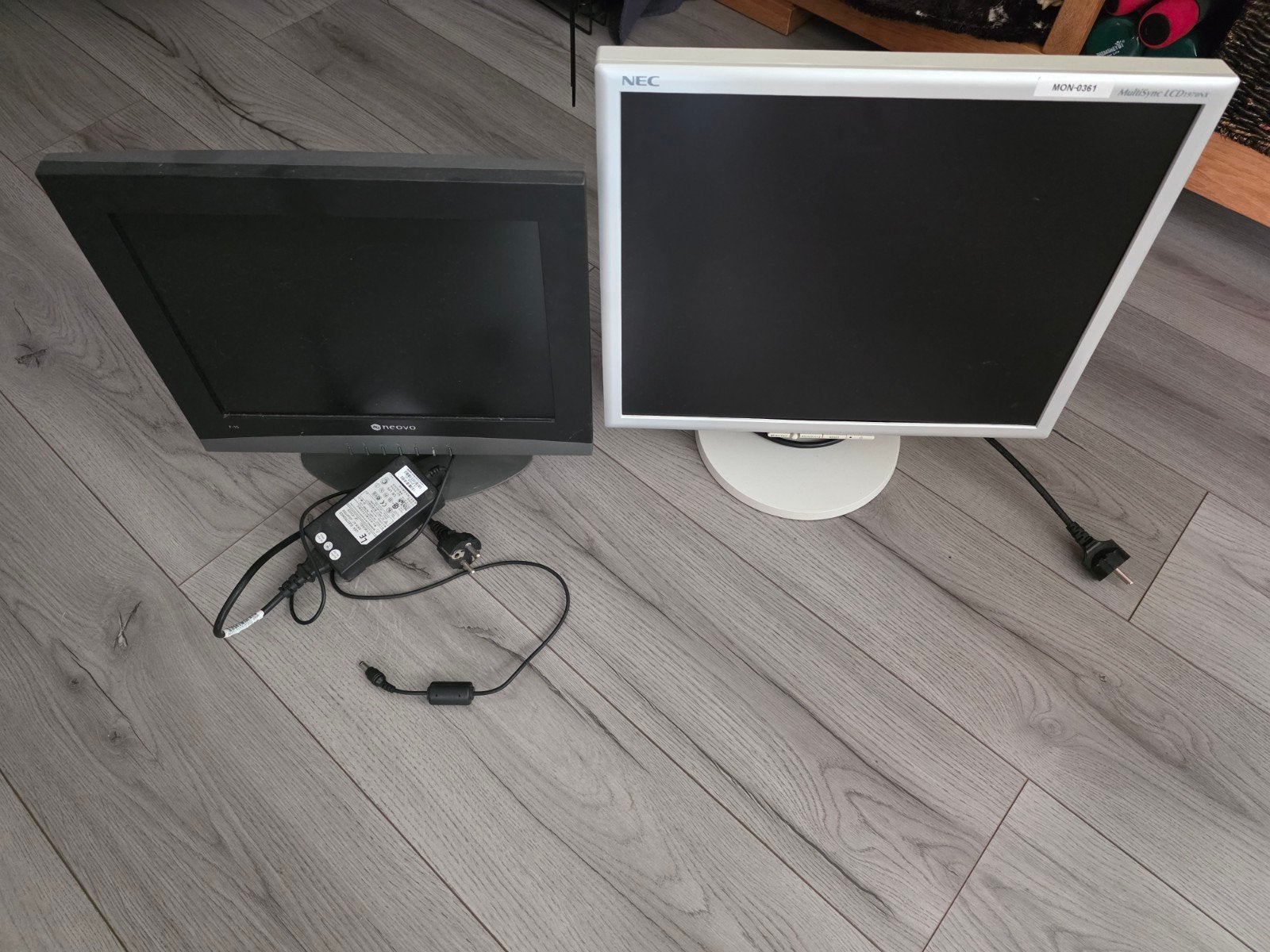 2x Monitor gratis af te halen (één defect), Computers en Software, Monitoren, Ophalen, Niet werkend, NEC