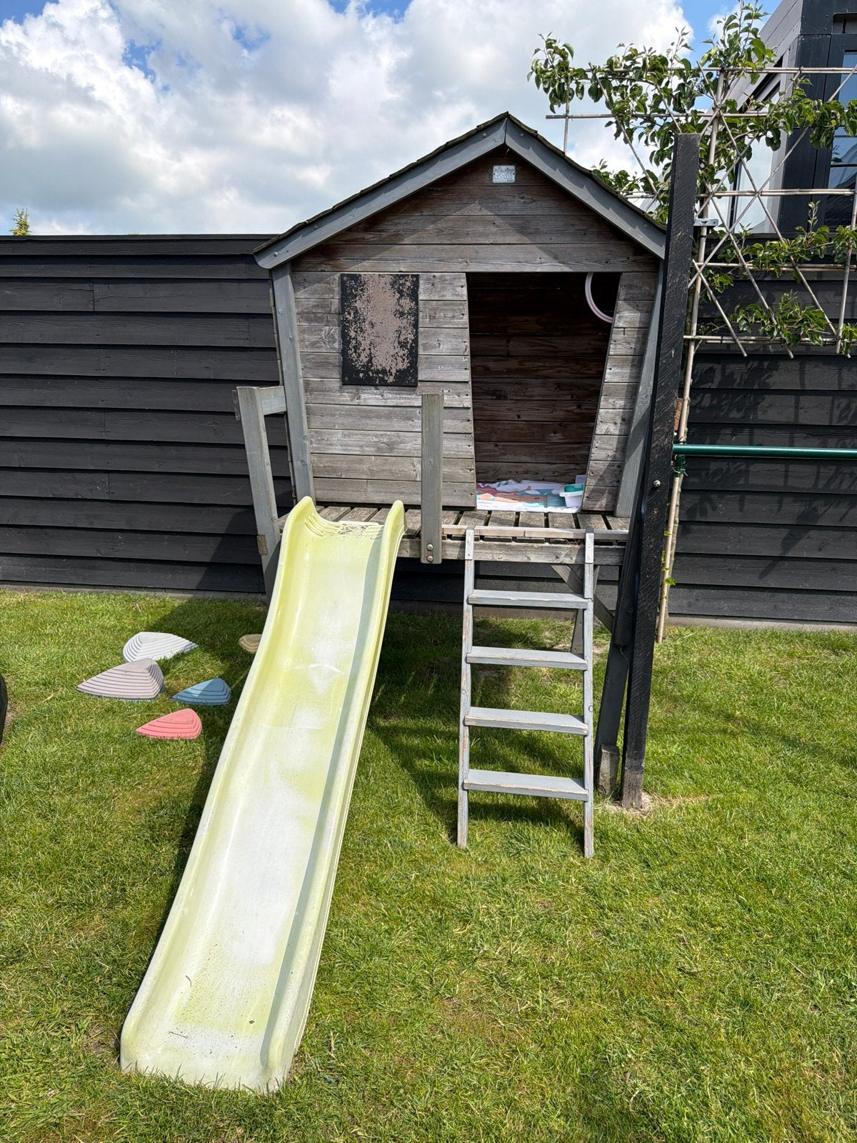 Houten speelhuisje met glijbaan en trap, Ophalen, Gebruikt, Hout