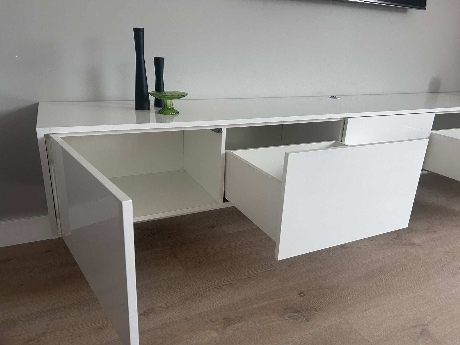 Foto 3 van Zwevend hoogglans wit tv-meubel