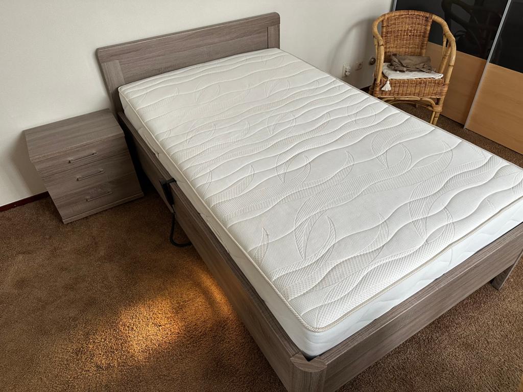 Mooi bed met electrische bodem en licht, ALS NIEUW, Ophalen, Verstelbaar, Beige, Zo goed als nieuw