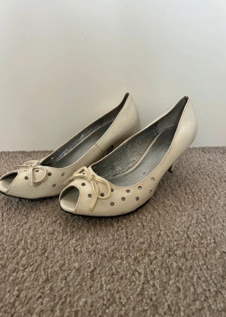 Witte hakken met polkadot stippen cutout maat 37 en strik, Kleding | Dames, Schoenen met lage hakken, Wit, Ophalen of Verzenden