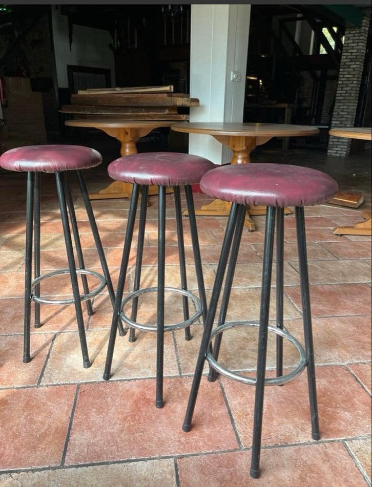 Set van 12 barkrukken met rood kunstleren zitting, Huis en Inrichting, Barkrukken, Ophalen, Kunststof, Met voetsteun, 60 tot 90 cm