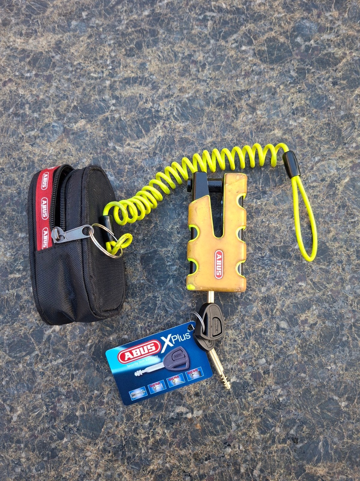 ABUS XPlus schijfremslot met geheugenkabel en hoesje, Motoren, Ophalen of Verzenden