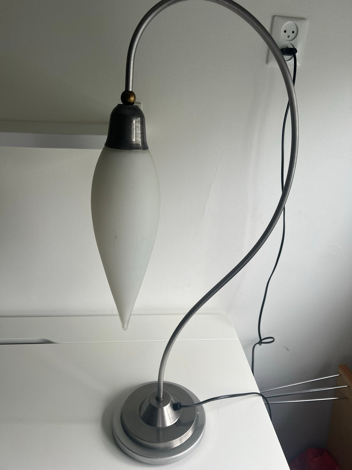 Moderne tafellamp met gebogen arm en glazen kap, Ophalen, Met schakelaar, Gebruikt, Sfeerlamp