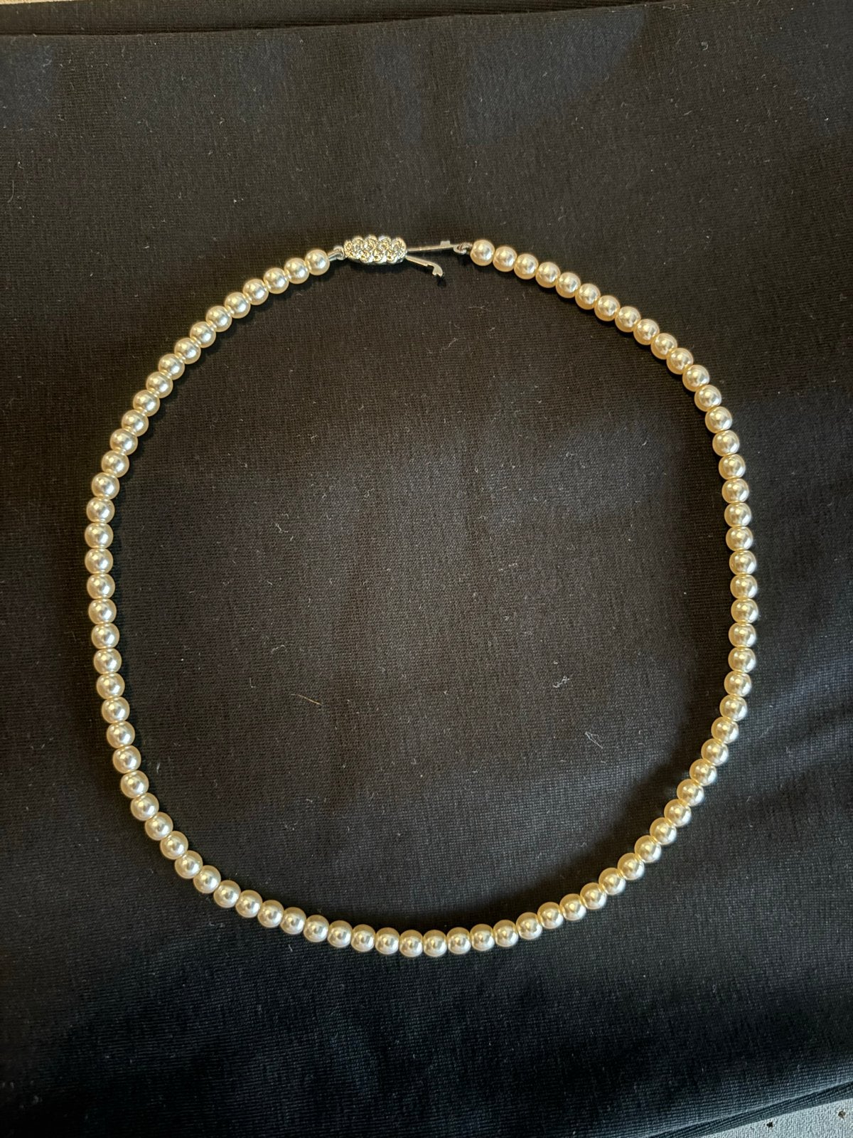 Elegante vintage parelketting met zilverkleurige sluiting, Met kristal, Overige materialen, Beige, Ophalen of Verzenden
