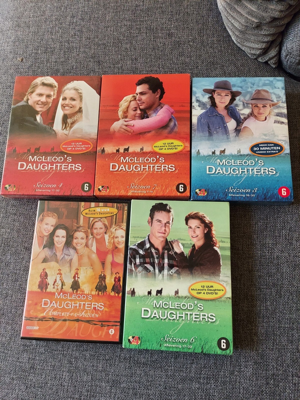 11 x dvd serie mcleod's daughters, Alle leeftijden, Ophalen, Zo goed als nieuw, Komedie
