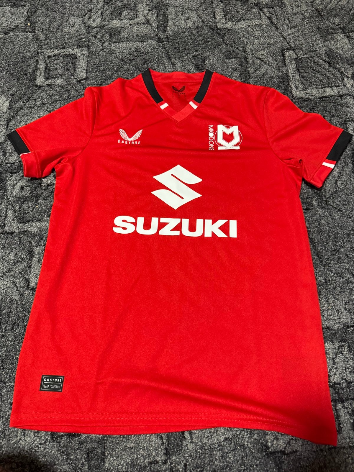 MK Dons Thuisshirt Rood - Castore Suzuki, Maat 48/50 (M), Ophalen of Verzenden, Zo goed als nieuw, Voetbal