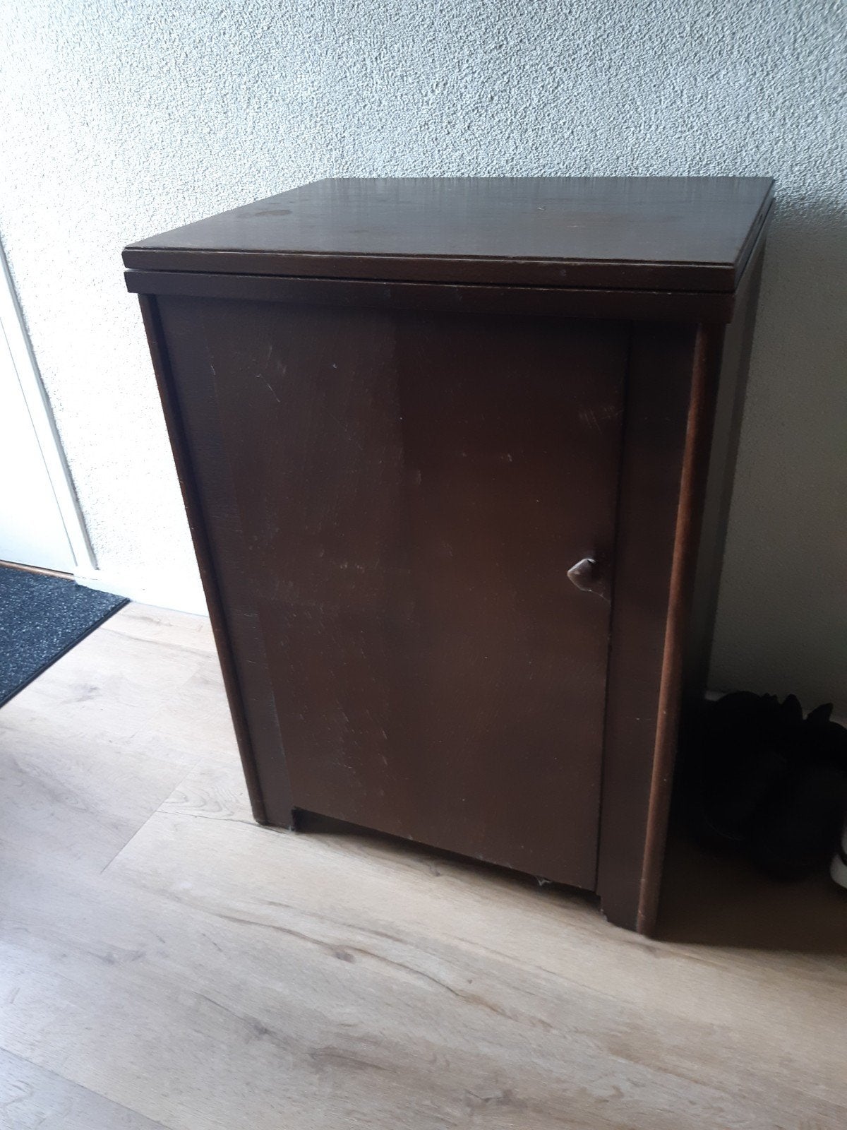 naaimachine op tafel, Ophalen