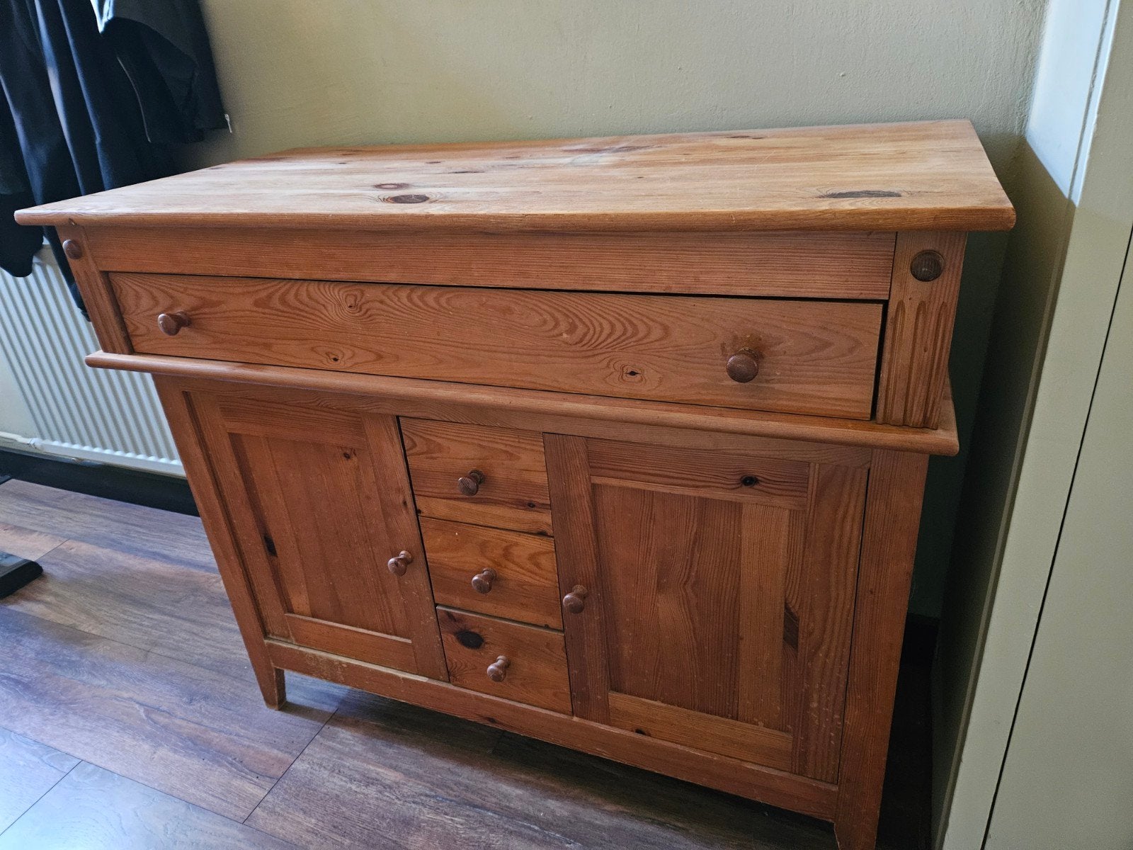 Massief grenen commode/bergkast met lichte schade, Ophalen, Gebruikt, Grenenhout, 25 tot 50 cm