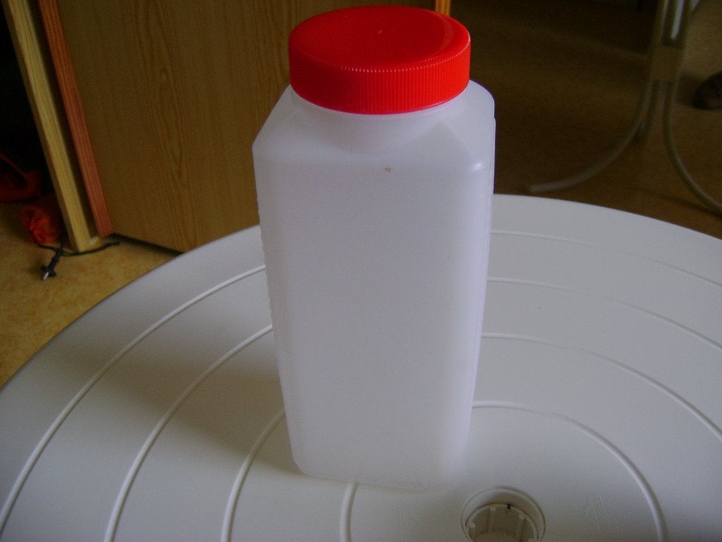 witte voorraadbus met rode draaideksel van 20cm hoogx9cm ron, Kunststof, Ophalen of Verzenden, Zo goed als nieuw, Voorraadpot