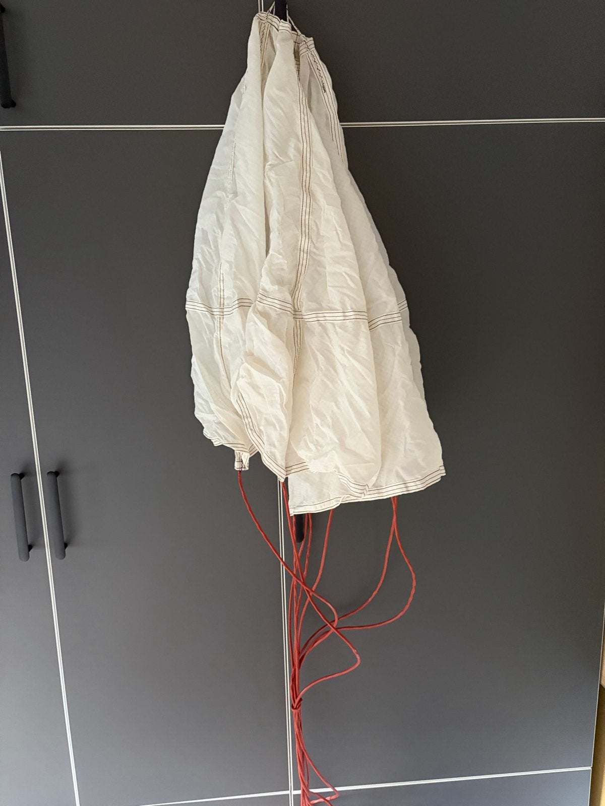 Parachute Klein - Wit met rode lijnen (lichtsein?), Verzenden, Landmacht, Nederland