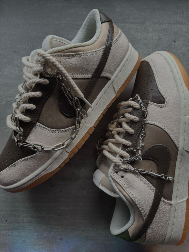 Nike Dunk Low met kettingdetails - custom, Bruin, Nieuw, Ophalen of Verzenden, Sneakers of Gympen