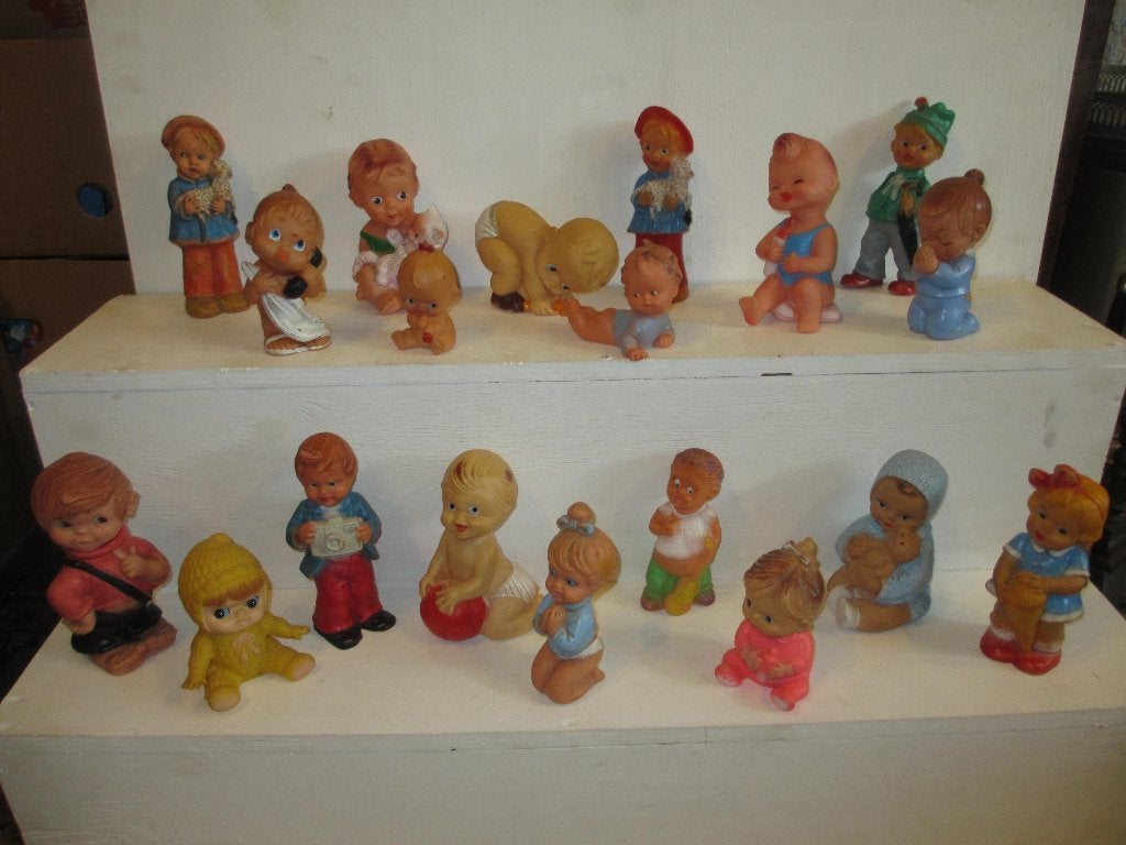 19x Vintage oude pieppoppetjes knijpfiguren Famosa ledra enz, Antiek en Kunst, Antiek | Speelgoed, Ophalen of Verzenden