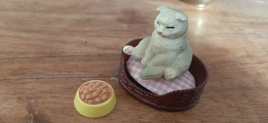 Miniatuur kat met mandje en voerbakje, Ophalen of Verzenden, Gebruikt, Decoratie