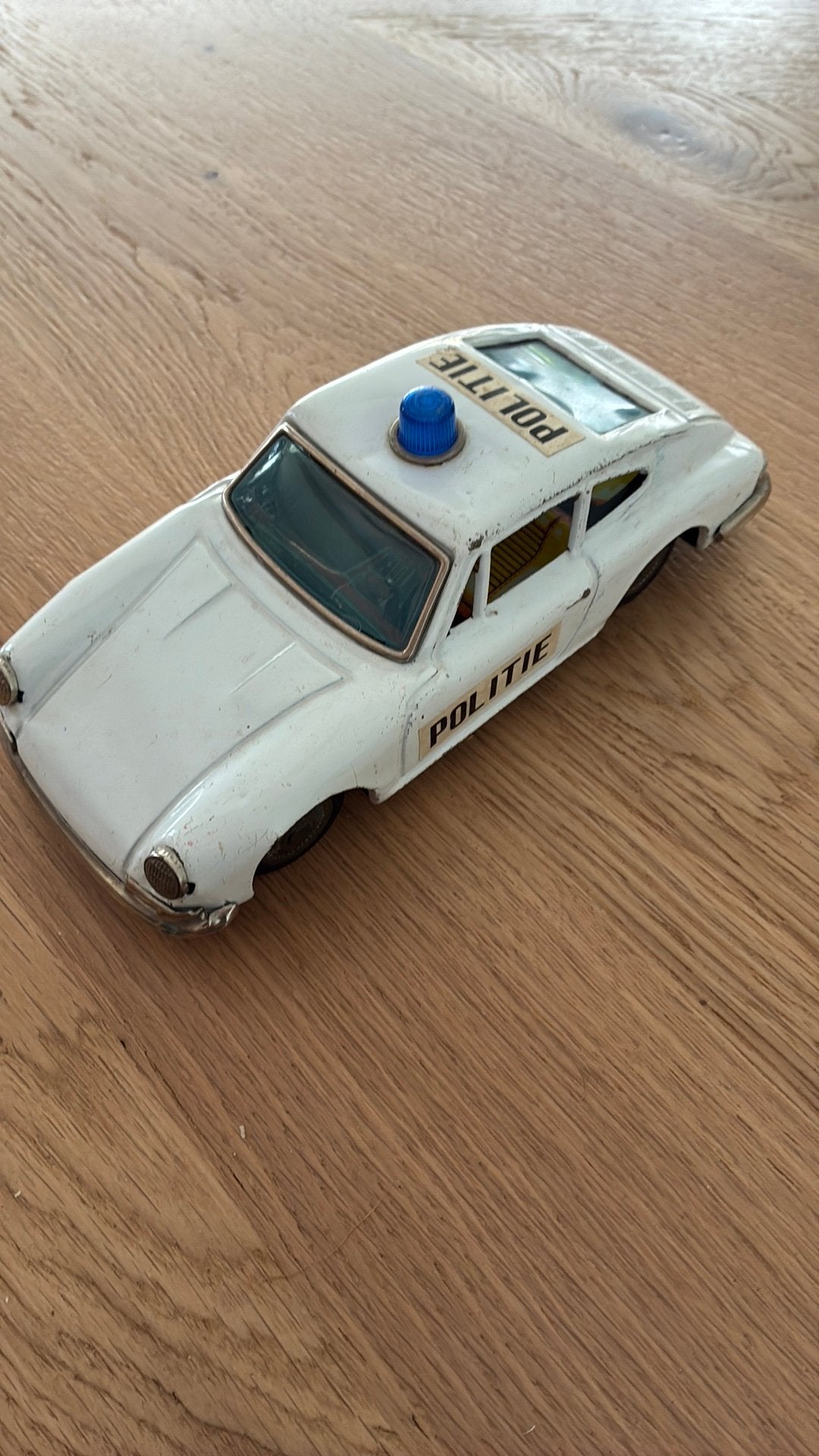 Oude blikken politie auto, Ophalen