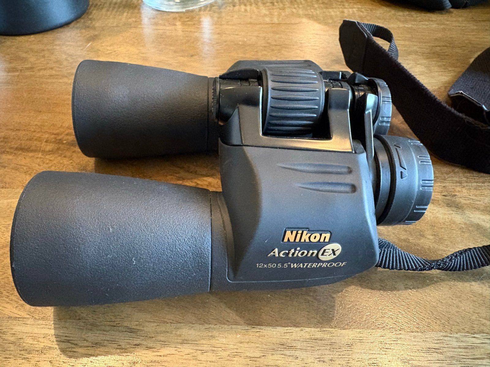Nikon Action EX 12x50 Verrekijker - Waterdicht, 12 tot 20x, Zo goed als nieuw, Met hoes of tas, Porro (met knik)
