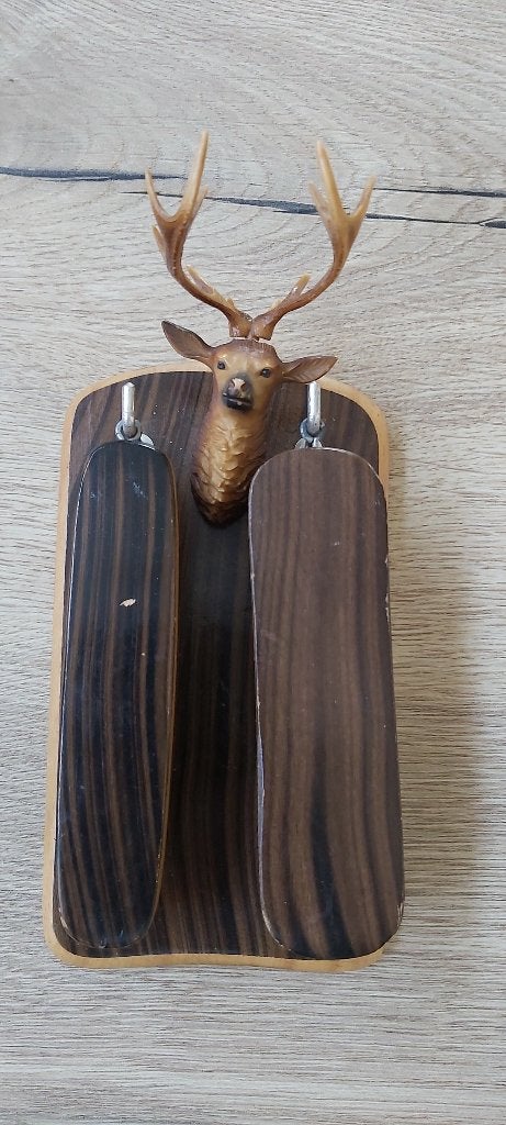 Vintage Kledingborstelset /Wandhouder Met Hertenkop Jaren50., Antiek en Kunst, Ophalen of Verzenden