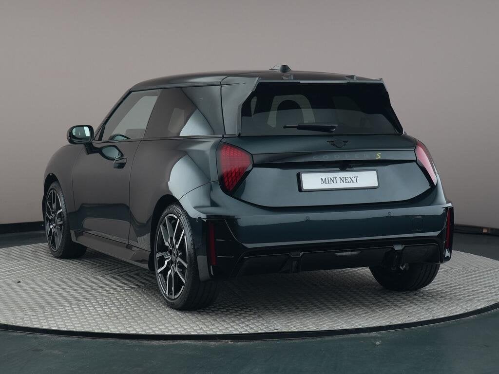MINI Hatchback Cooper SE / JCW / Pakket M / JCW / Pakket M /, Auto's, Dealer onderhouden, 402 km, Gebruikt, Zwart