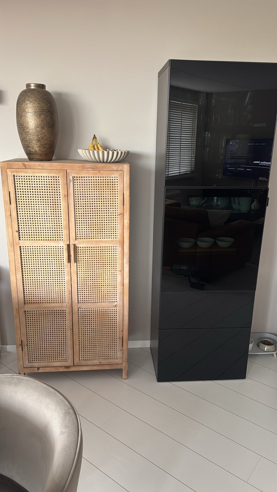 IKEA Vitrinekast zwart met glazen deuren en opbergruimte, Ophalen, Minder dan 50 cm, Gebruikt, Glas