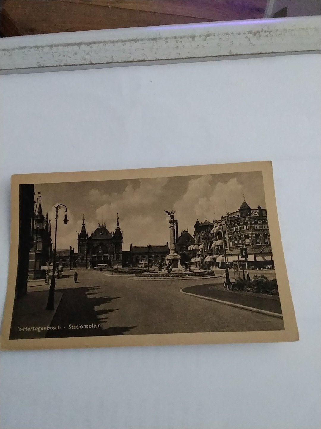 Oude ansichtkaart 's-Hertogenbosch Stationsplein, Verzamelen, Ansichtkaarten | Nederland, Ophalen of Verzenden, 1940 tot 1960