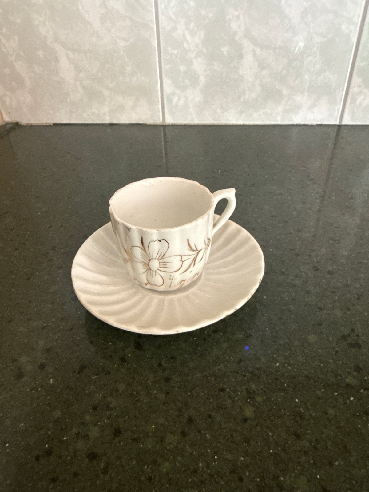 Vintage porseleinen kop en schotel met bloemmotief, Ophalen of Verzenden