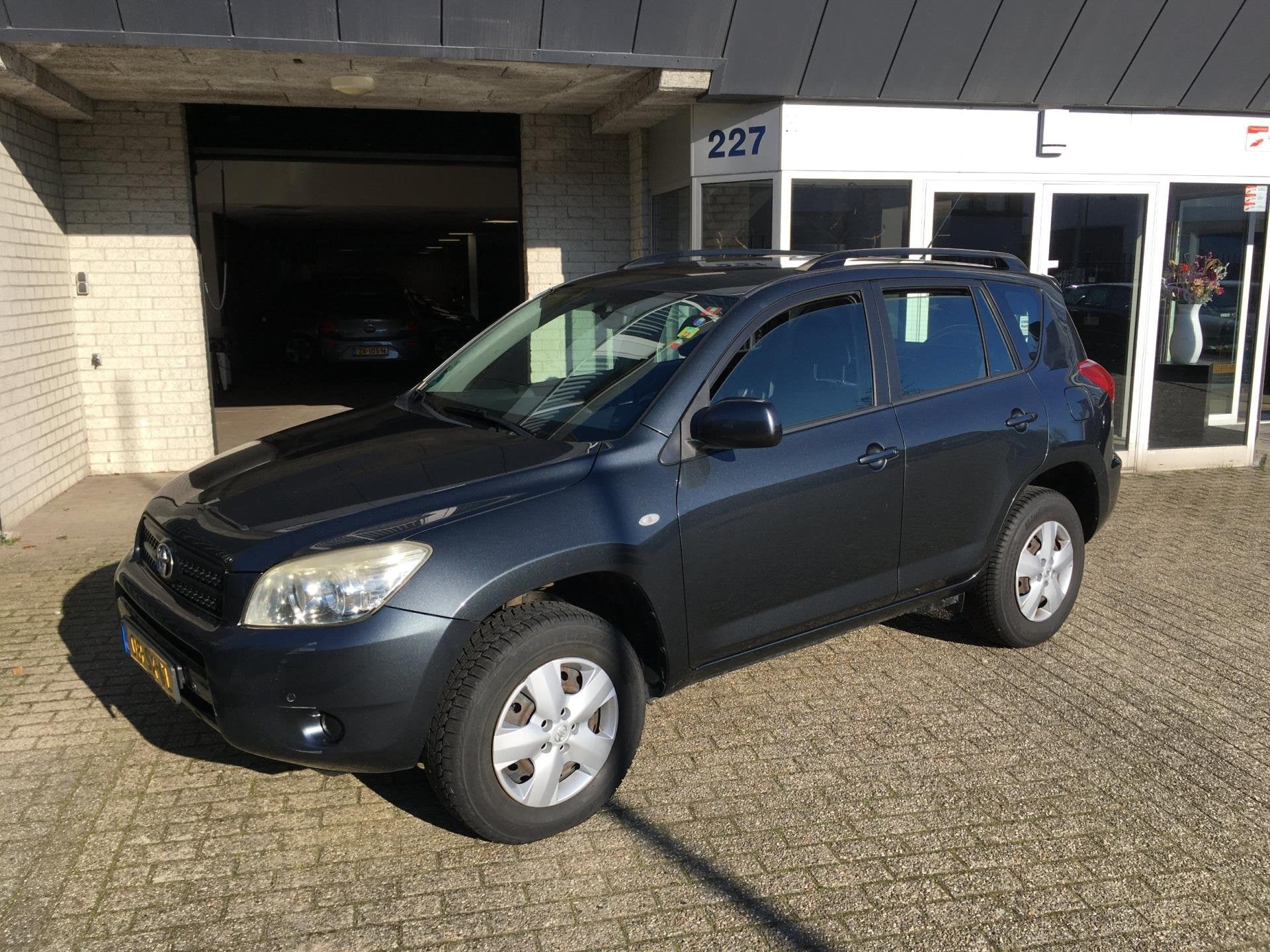 Toyota RAV4 2.0 VVTi Linea Terra / 4 WD / APK 2027 ! / AIRCO, Auto's, Stof, Zwart, 4 cilinders, 2000 kg
