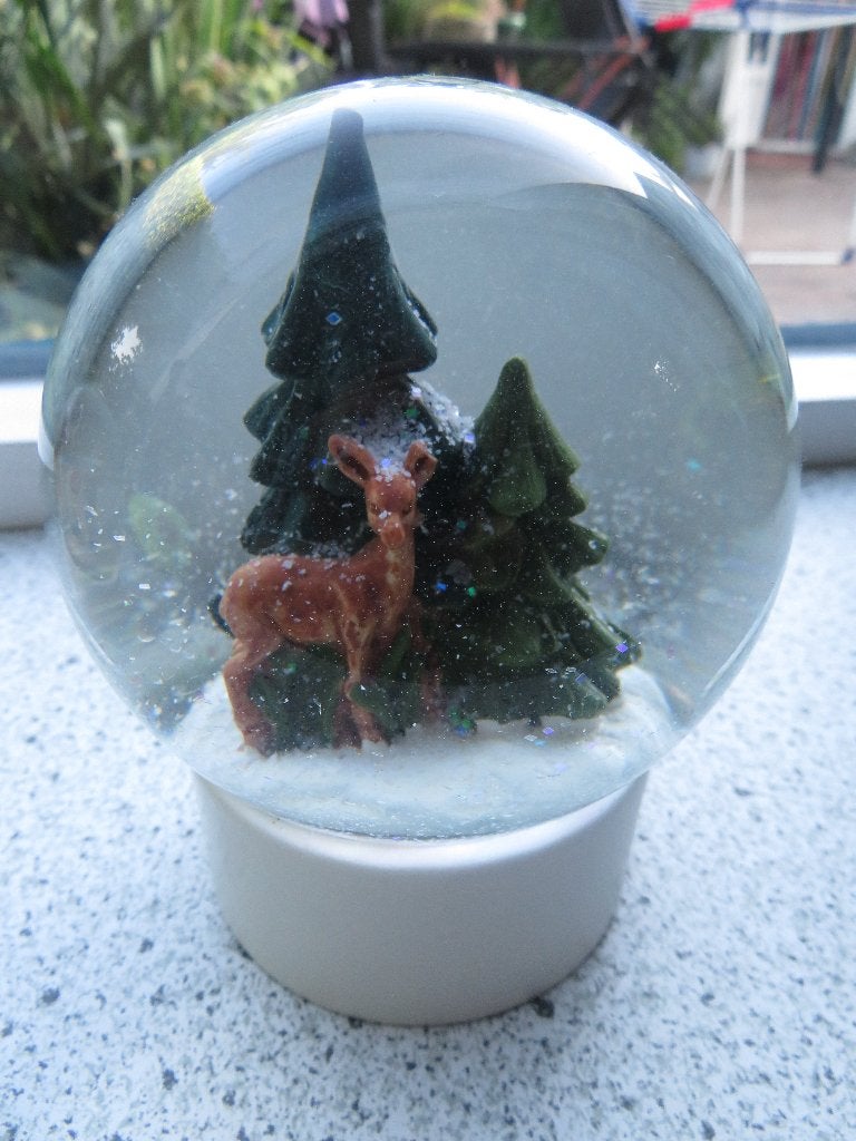Sneeuwbol met hertje en kerstbomen - 10 x 10 x 13,5 cm, Gebruikt, Meerkleurig, Overige stijlen, Ophalen of Verzenden
