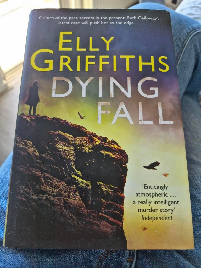 Dying Fall  Elly Griffiths, Boeken, Ophalen of Verzenden