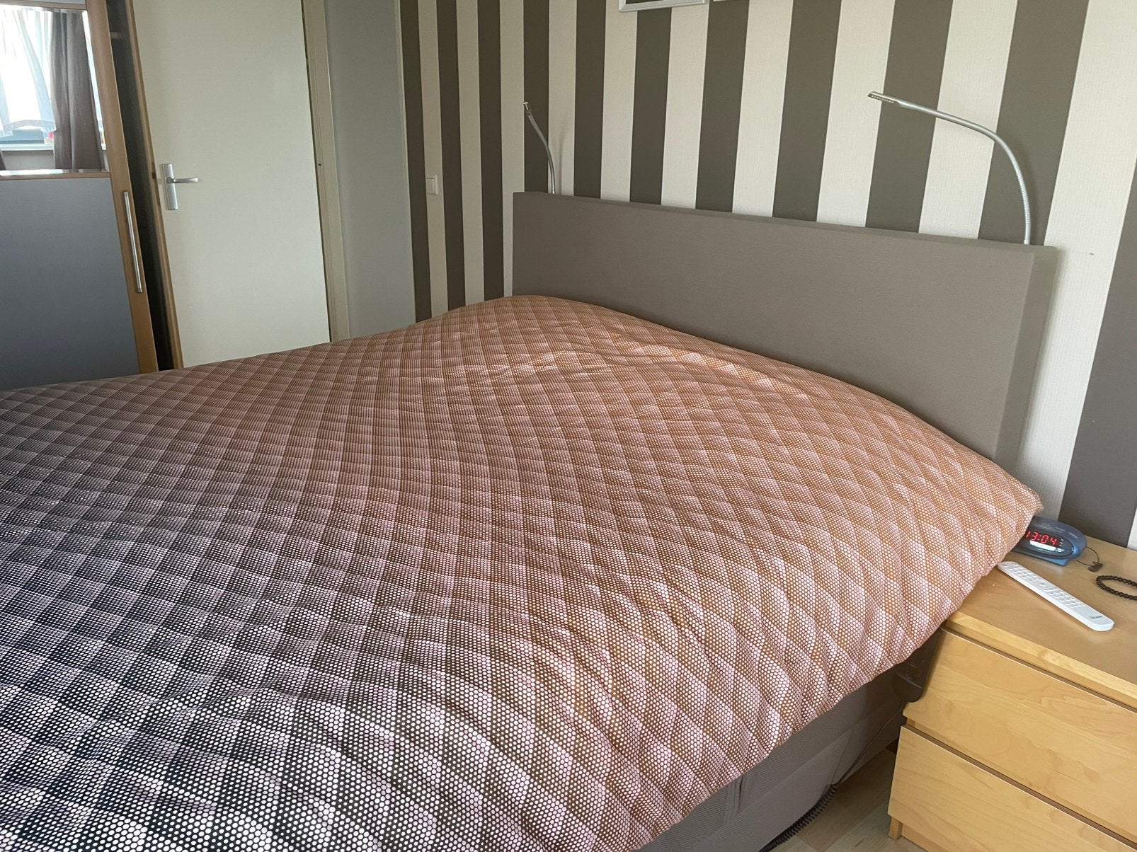 Te koop aangeboden;  Auping met achterwand en leeslampjes., Ophalen of Verzenden, Zo goed als nieuw, Tweepersoons, 180 cm