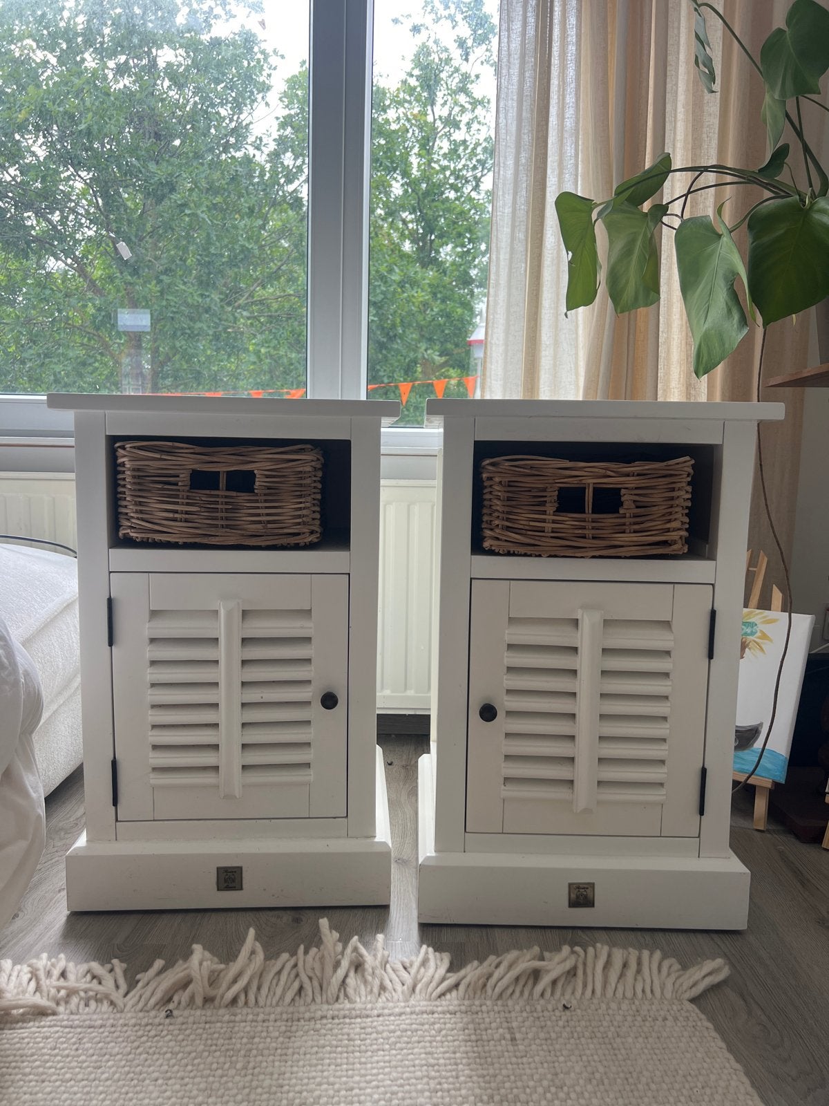 2x Riviera Maison nachtkastjes met rieten mand, Huis en Inrichting, Slaapkamer | Nachtkastjes, Zo goed als nieuw, 55 tot 70 cm