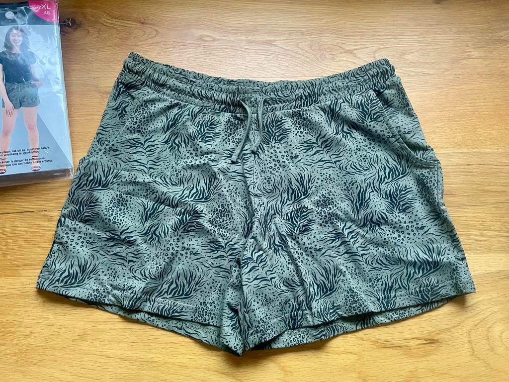 Groene korte broek xl/46 nieuw!, Kleding | Dames, Kort, Maat 42/44 (L), Nieuw, Ophalen of Verzenden