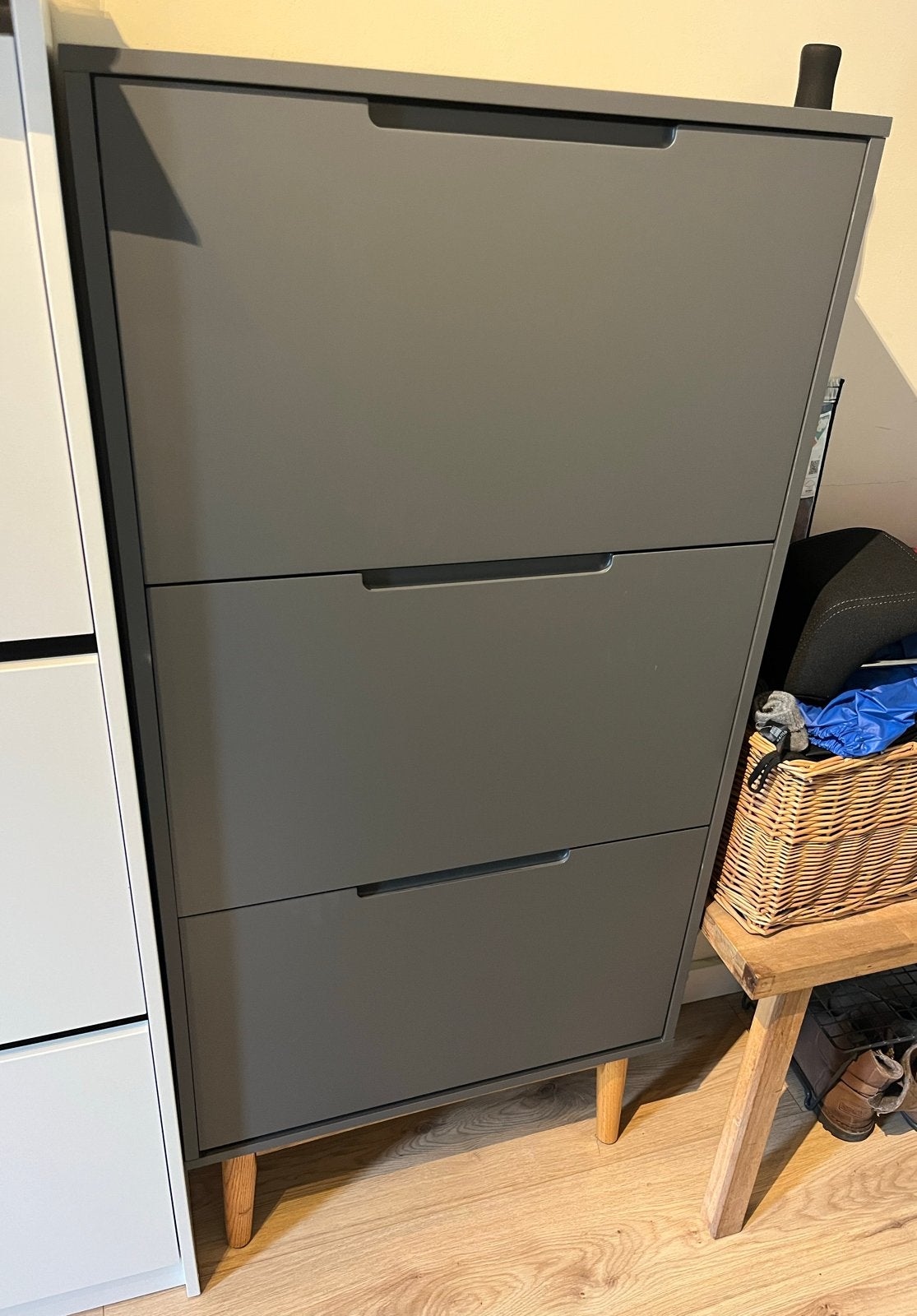 Stijlvolle grijze schoenenkast met houten poten, Ophalen, Gebruikt, Modern