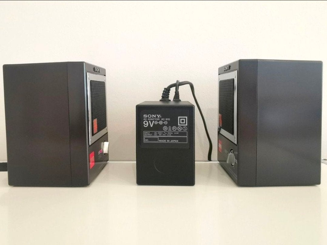 Sony APM-007AV Actieve luidsprekerset met adapter en OVP, Stereo speakers, Inclusief oplader, Ophalen of Verzenden, Zo goed als nieuw