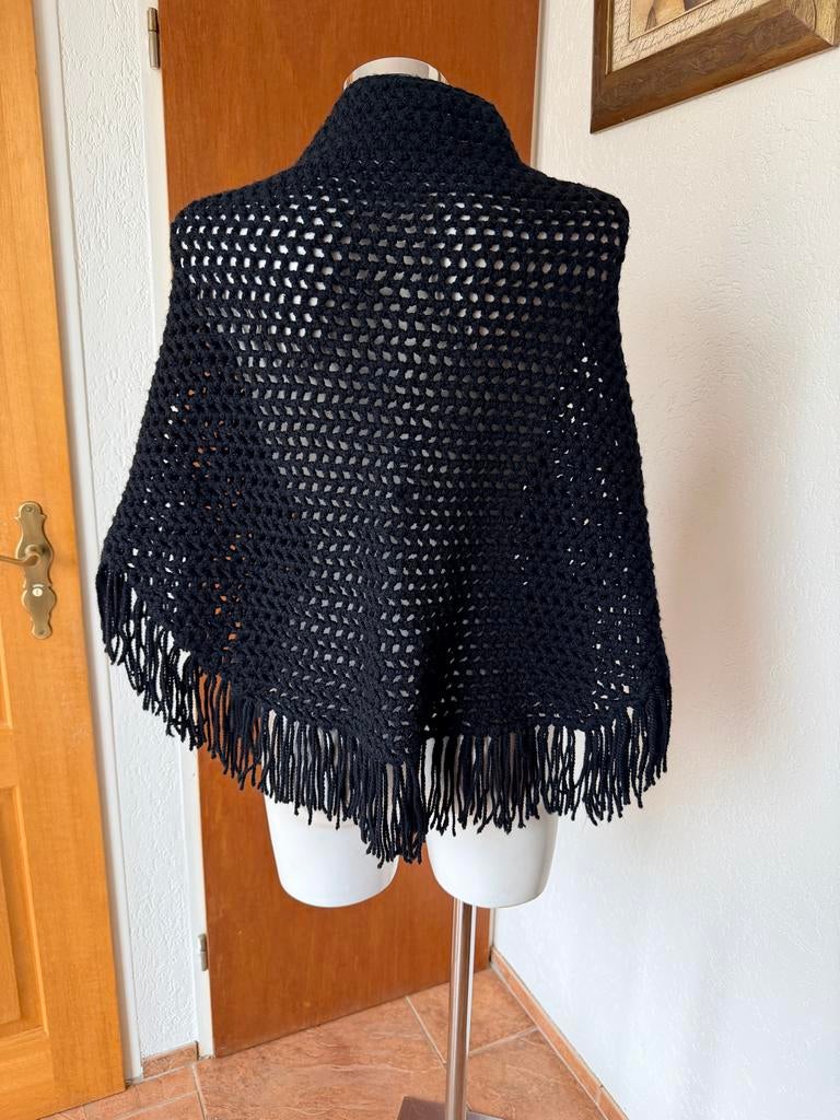 Zwarte gehaakte poncho met franjes, Ophalen of Verzenden, Gedragen